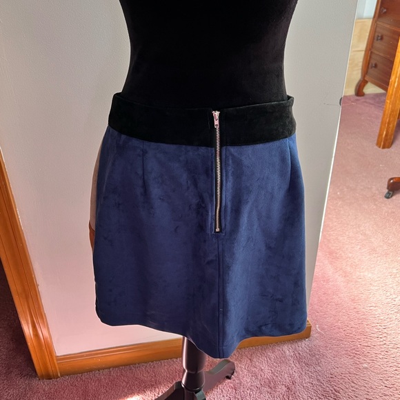 Venus new without tags  patch faux suede skirt. Size M with zipper back - Picture 3 of 10